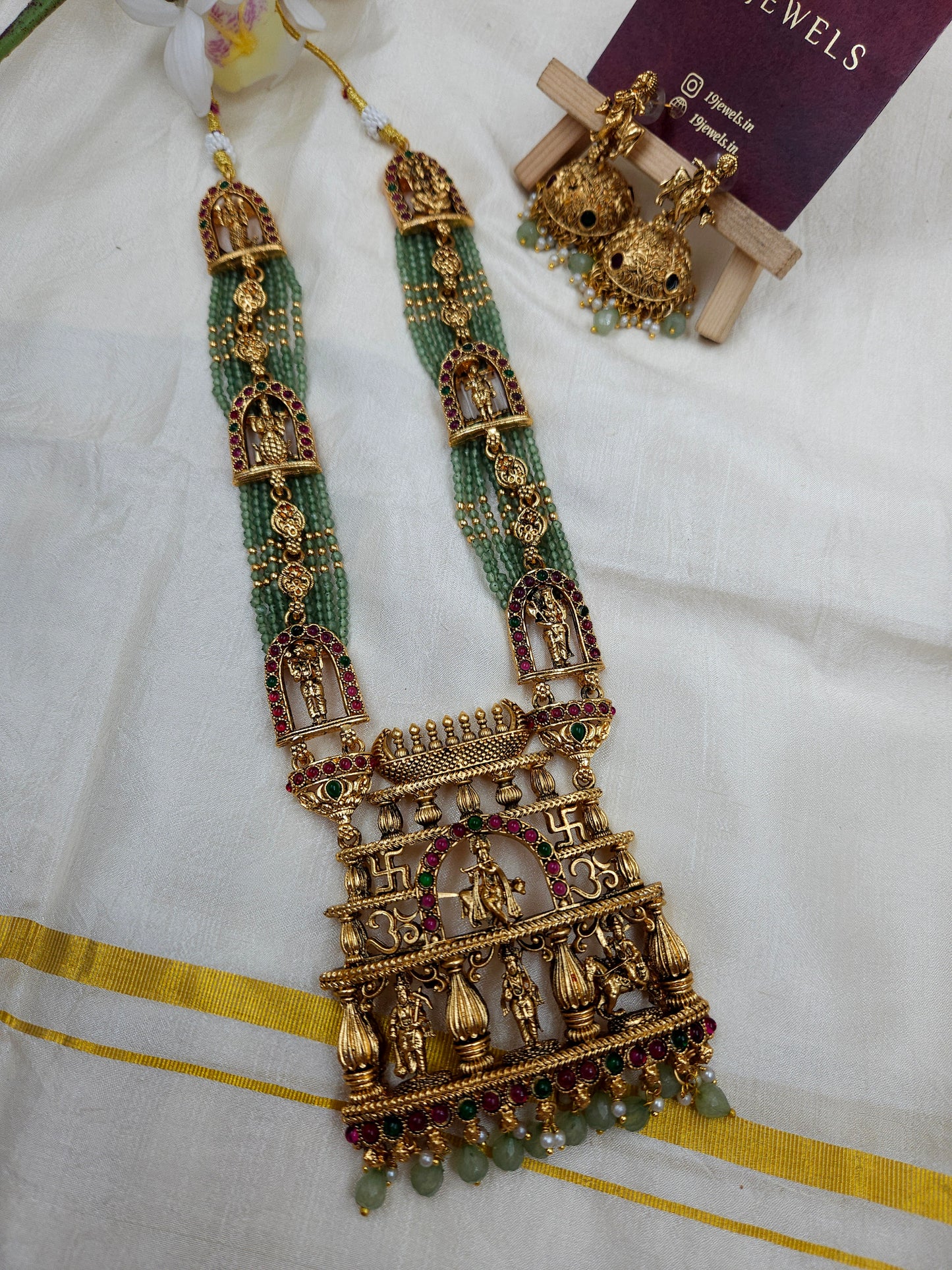 Gopura Vaibhavam Haram
N1160