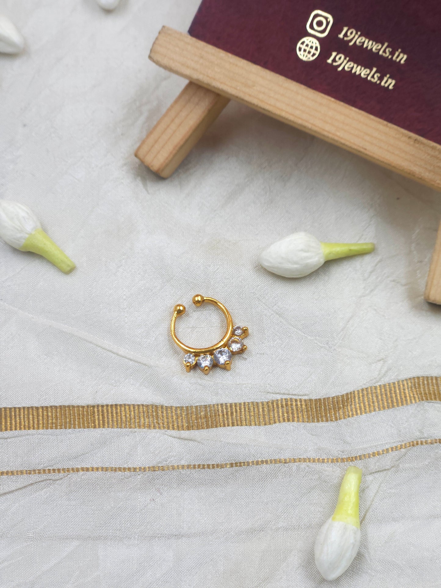 Stone nath/ centre nose pin143