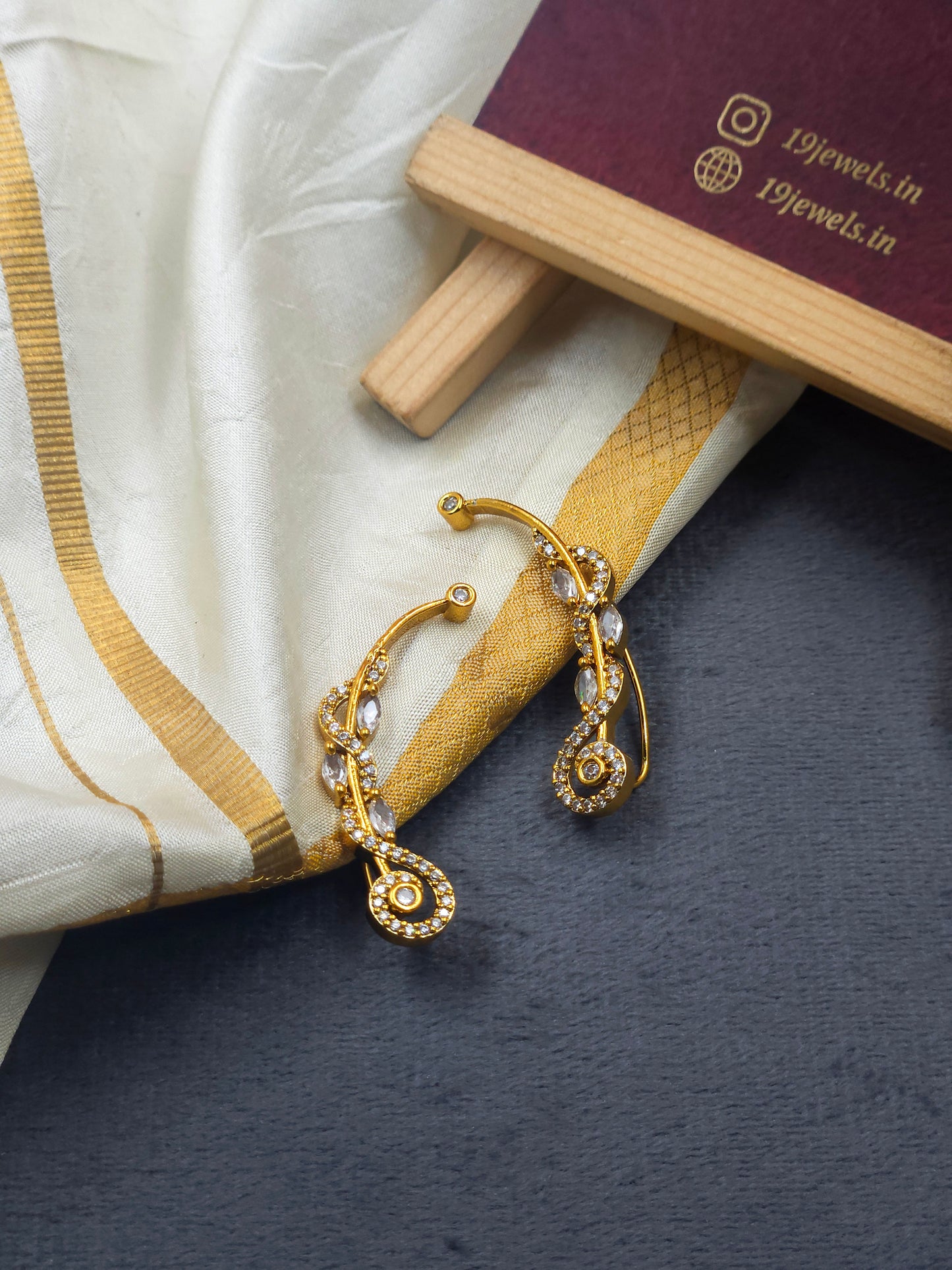 Royal wave earcuff Jm230