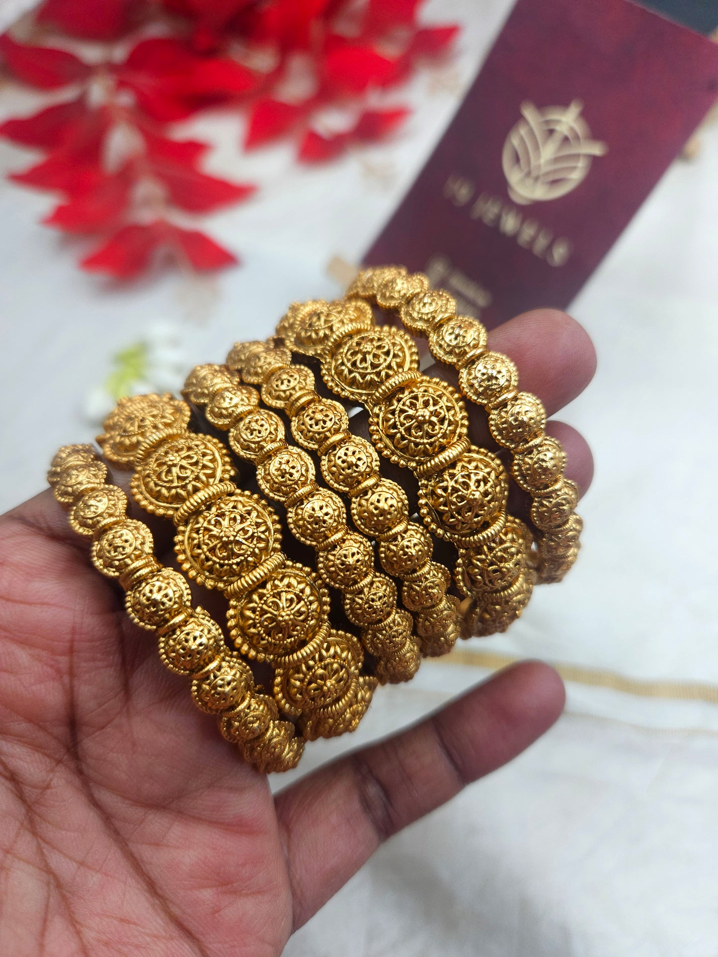 Non idol floral bangle Bn136