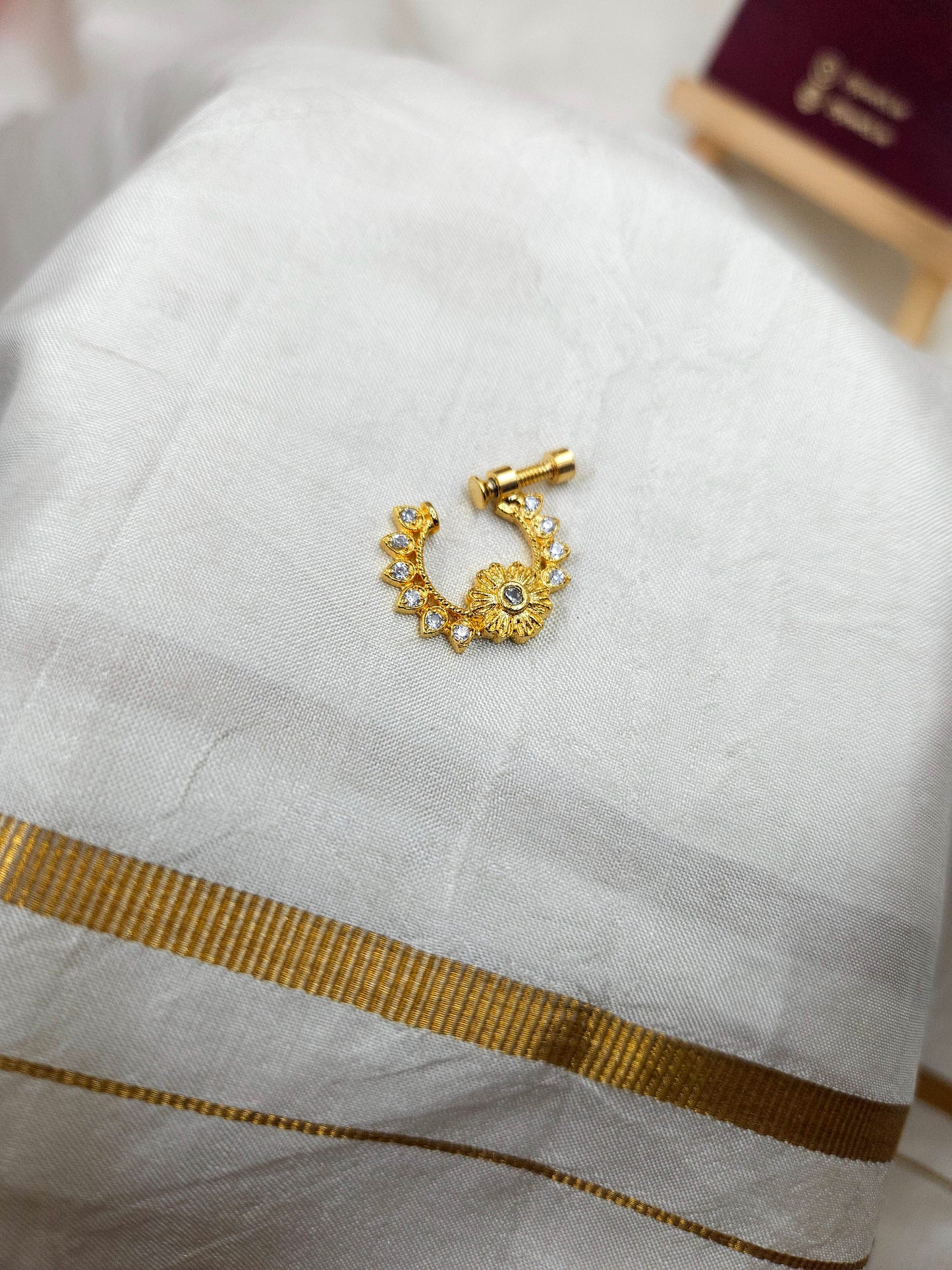 Right Screwed Nose pin 095