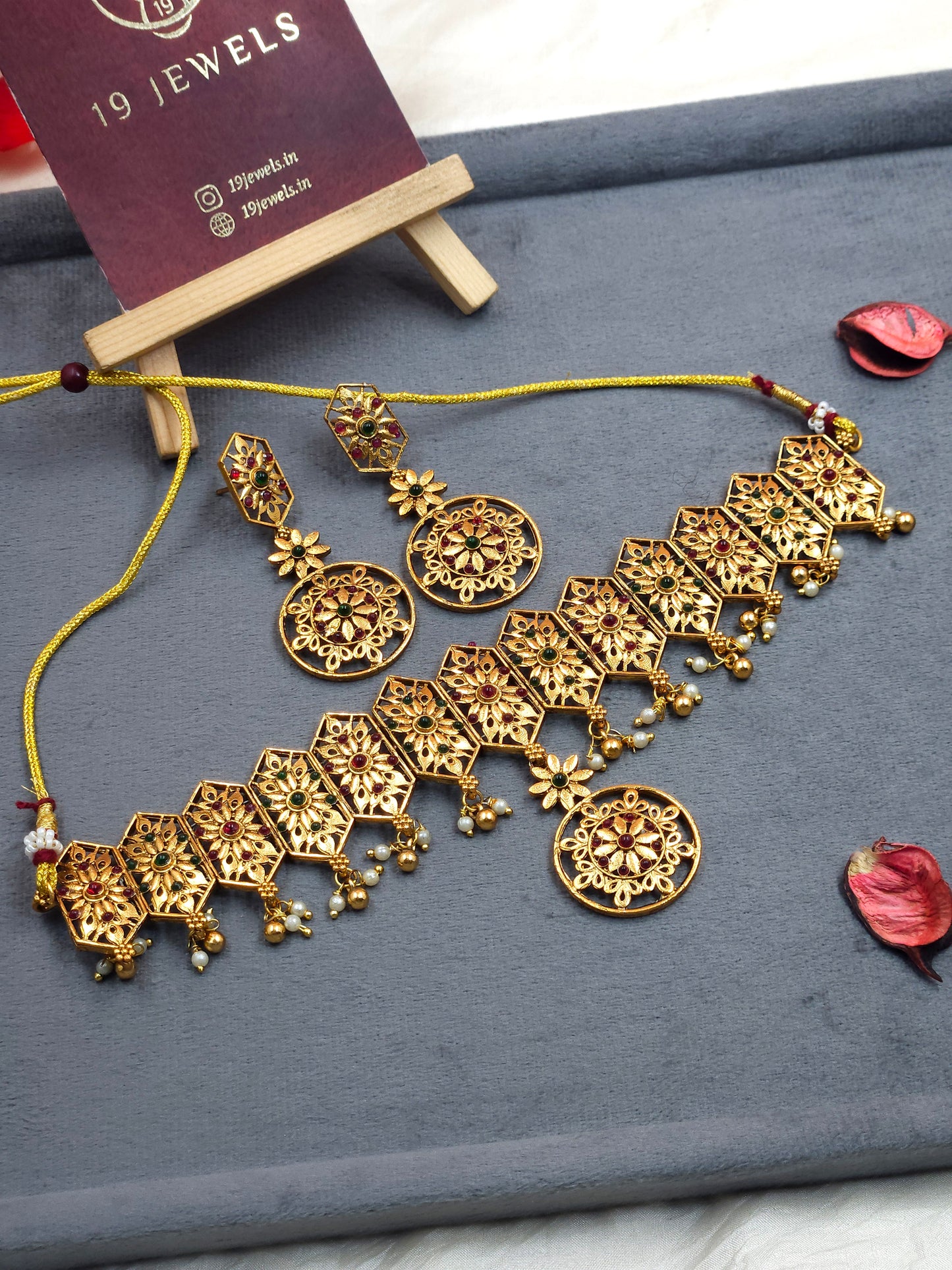 Aarvi hexa bloom choker N1135