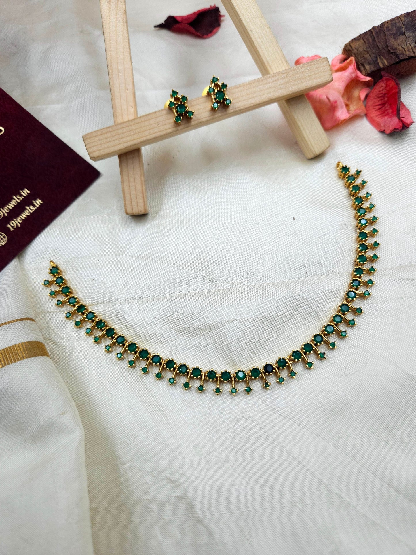 Minimalistic emerald necklace N669