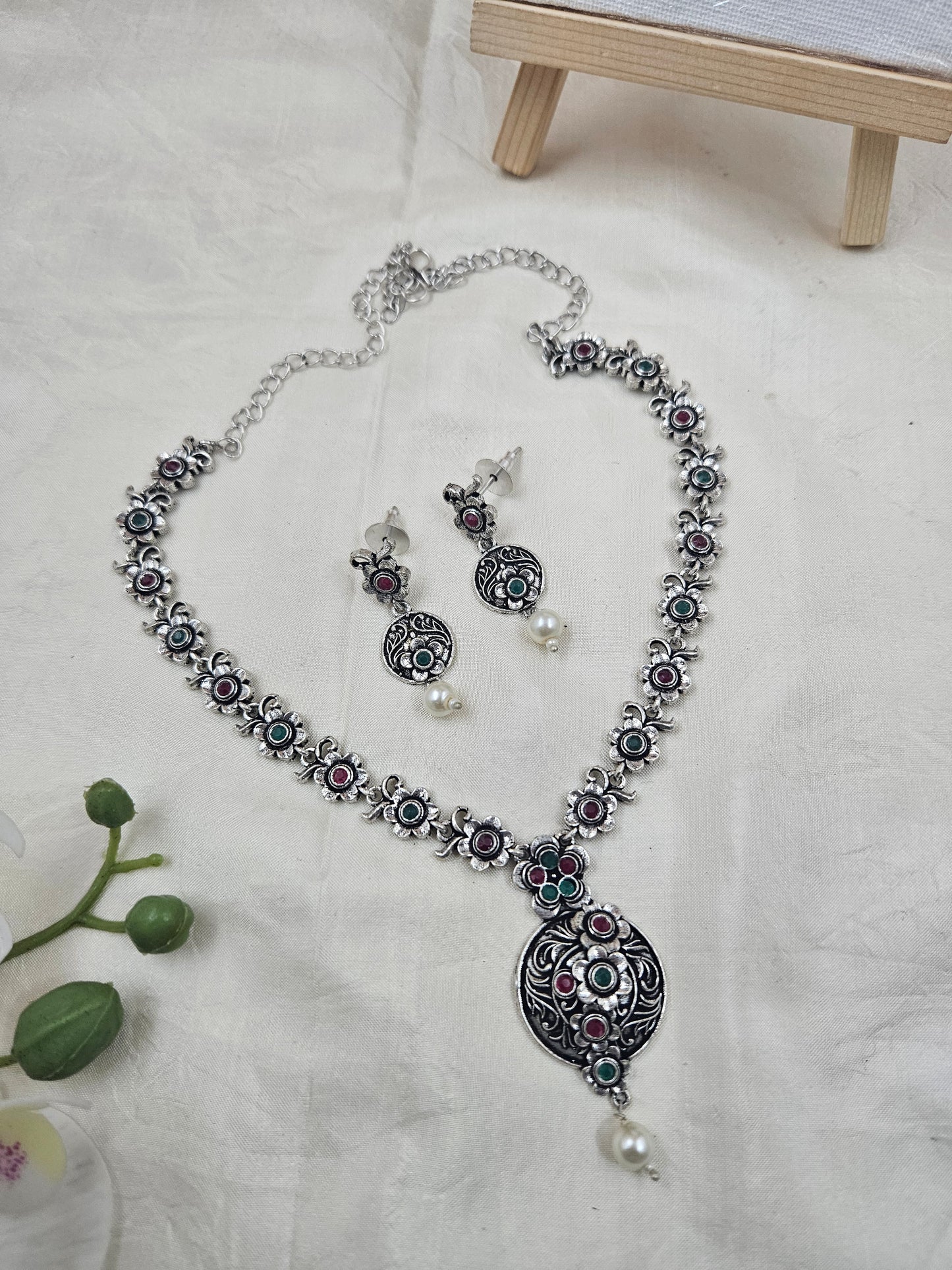 Cutie silvered enamel necklace Ge032