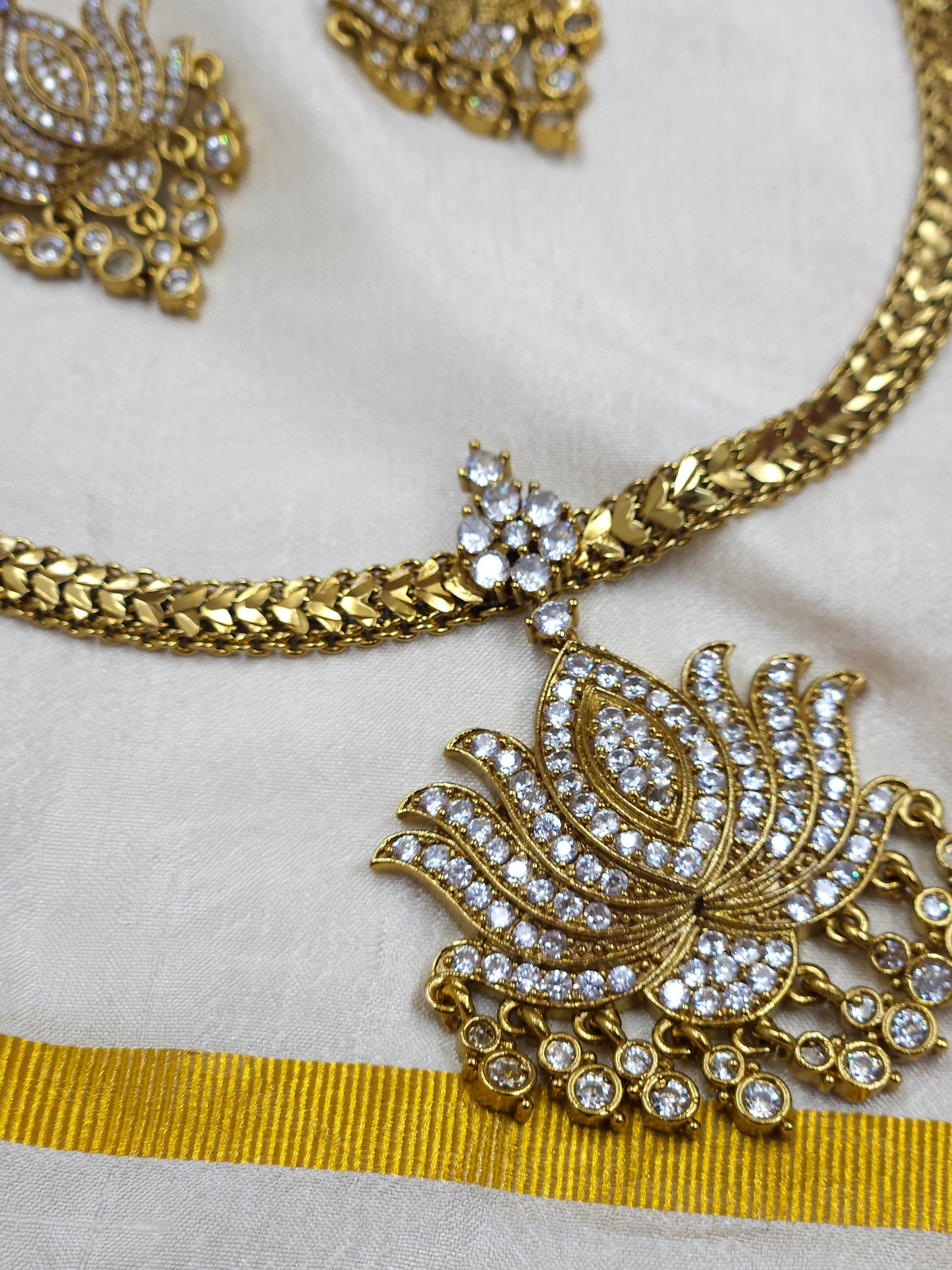 Antique Lotus adigai / necklace N1366-B5