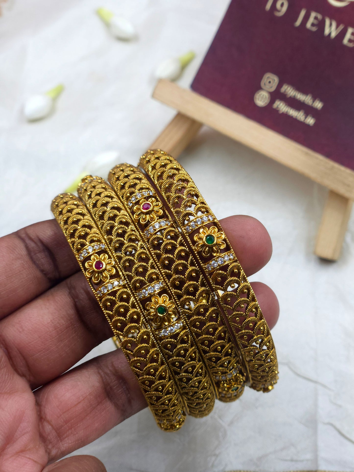 Floral bangle Bn151