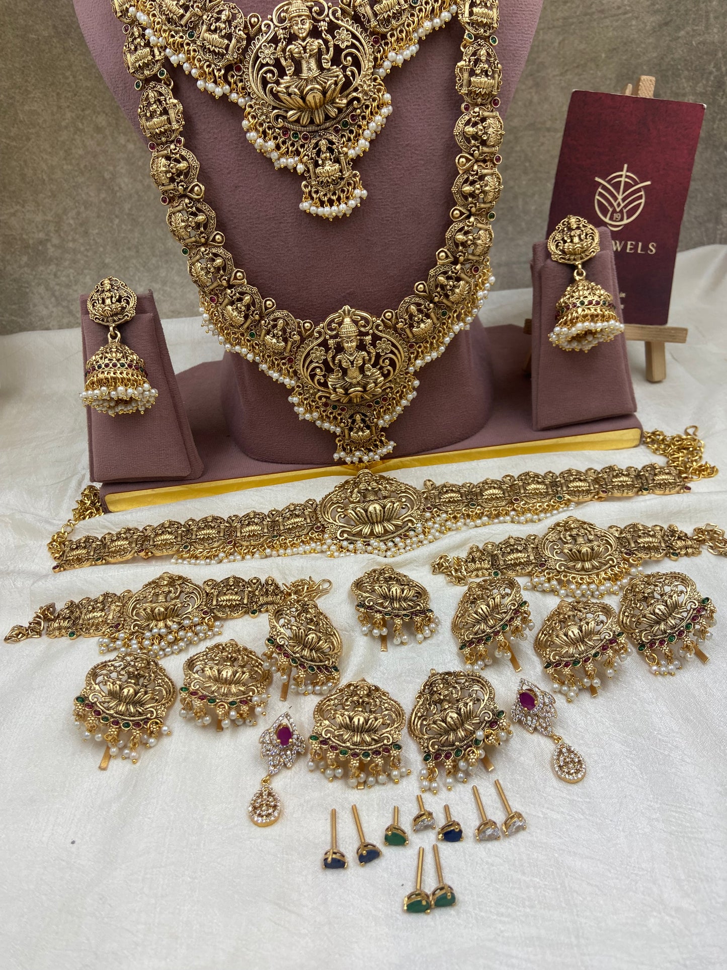 Full bridal jewellery with interchangeable necklace Br230