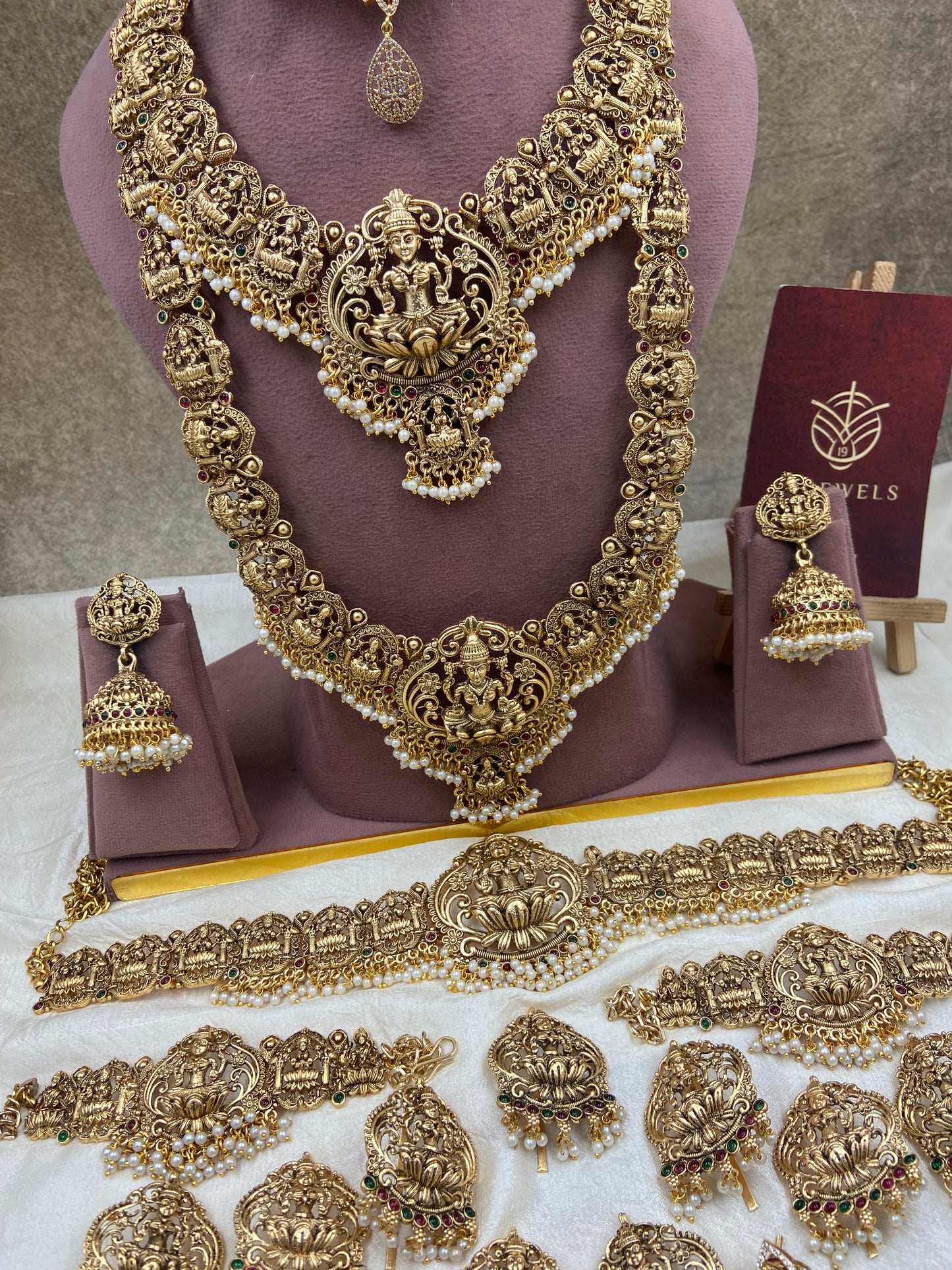 Full bridal jewellery with interchangeable necklace Br230