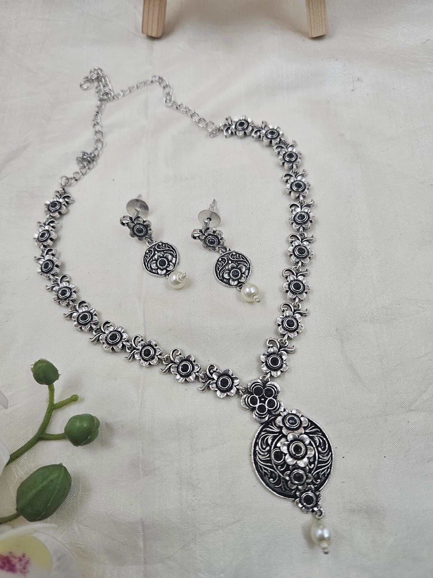 Cutie silvered enamel necklace Ge032