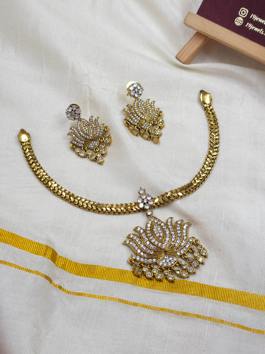 Antique Lotus adigai / necklace N1366