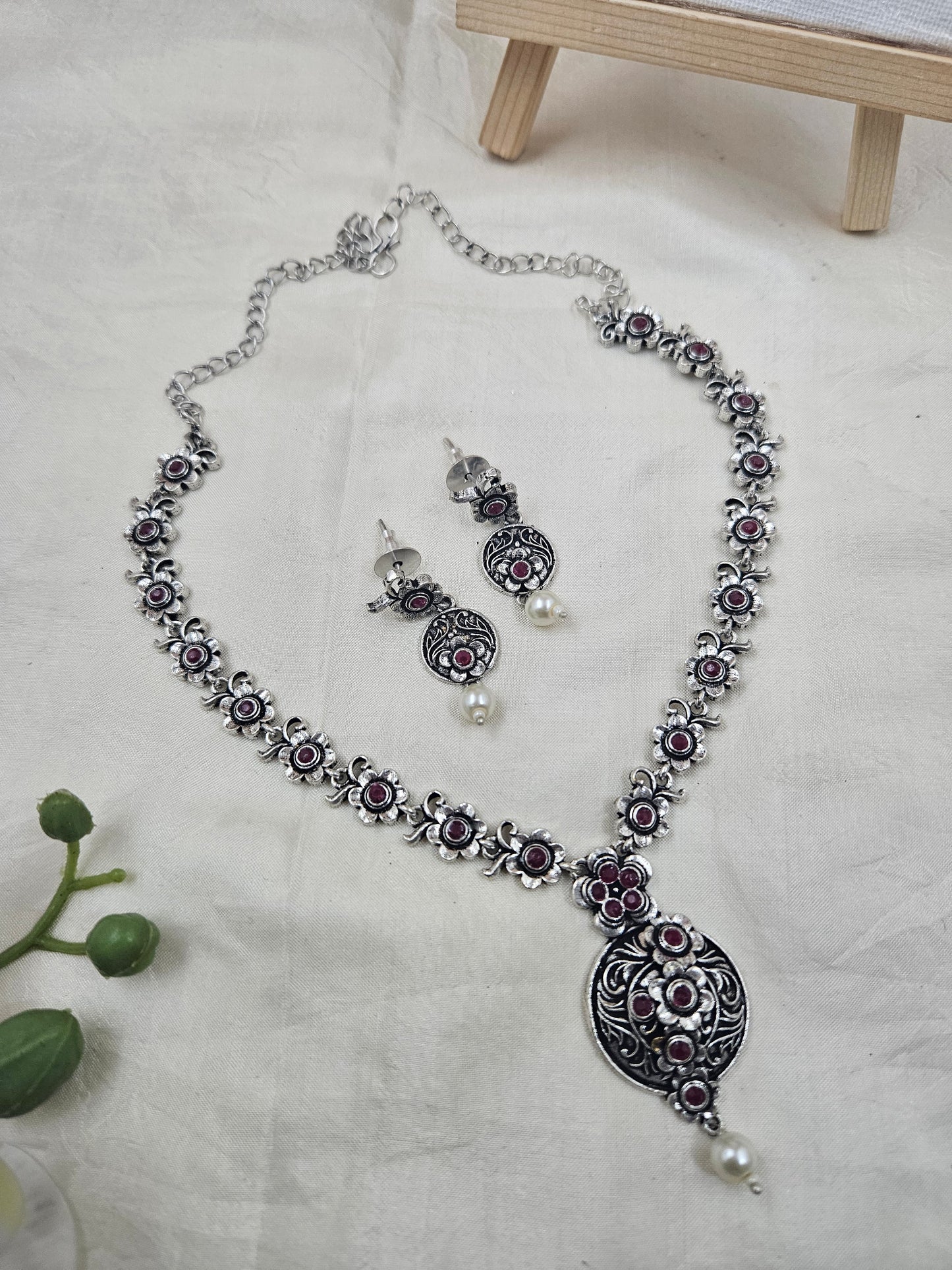 Cutie silvered enamel necklace Ge032