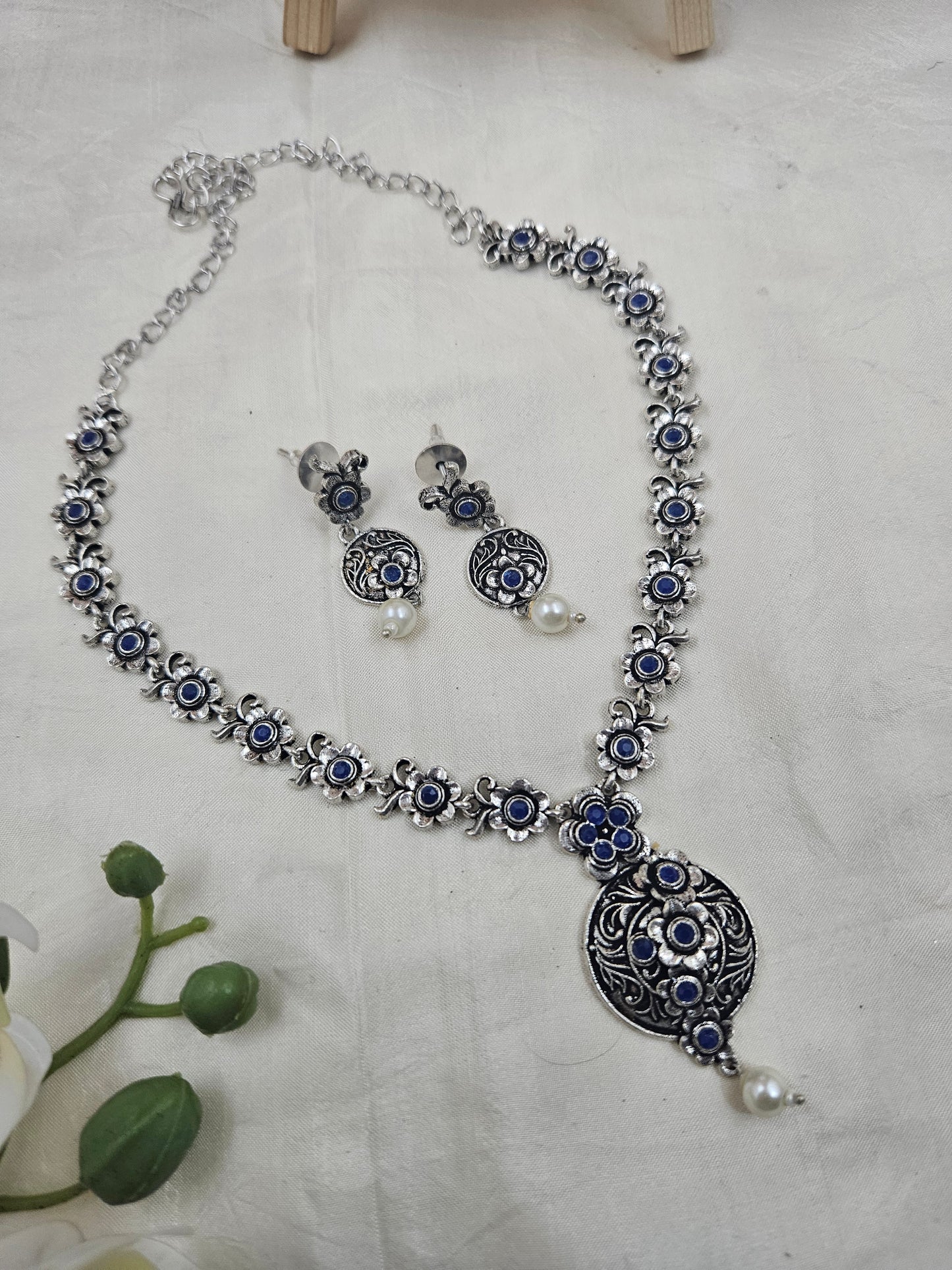 Cutie silvered enamel necklace Ge032