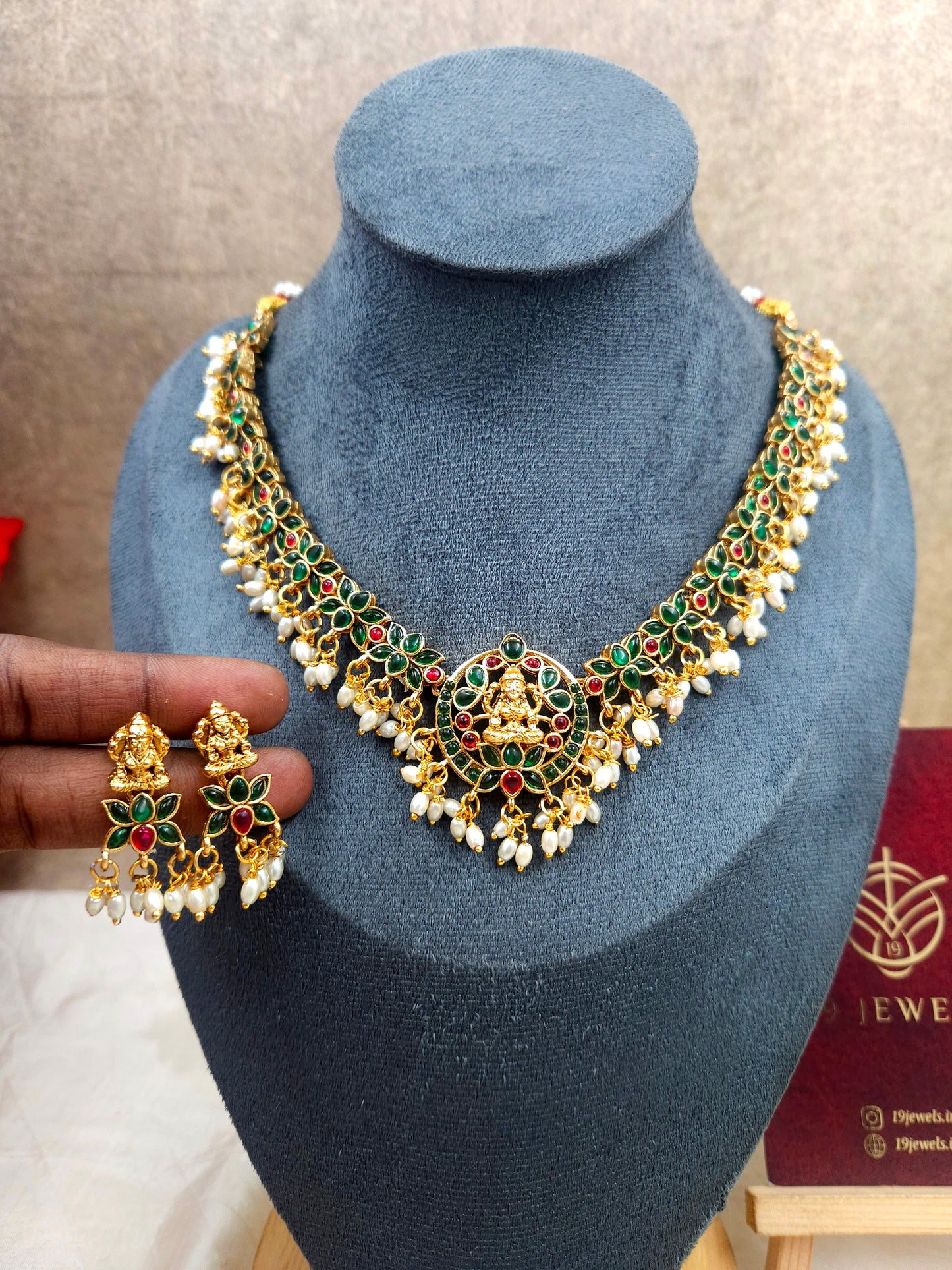 Pearl  beaded necklace with emerald stone N991
