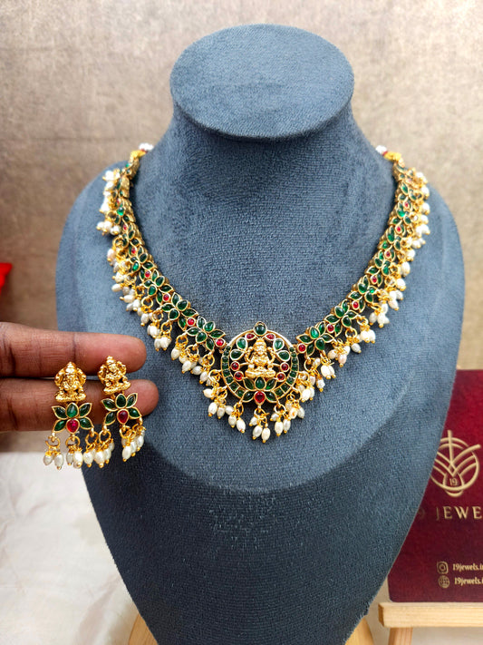 Pearl  beaded necklace with emerald stone N991