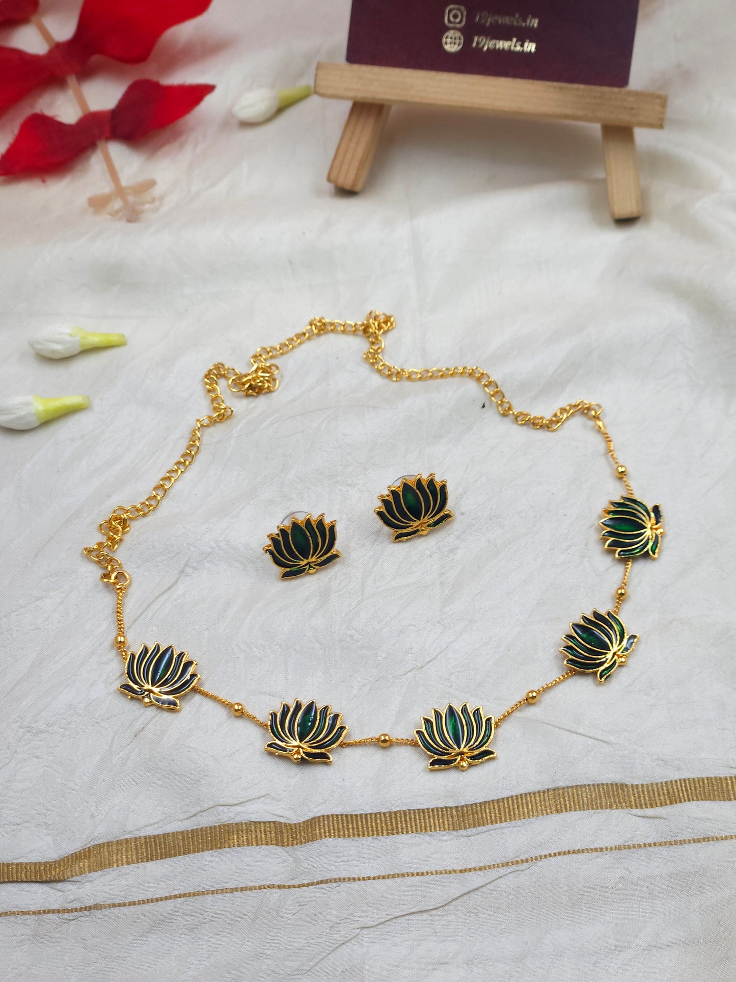 Green lotus necklace N1103