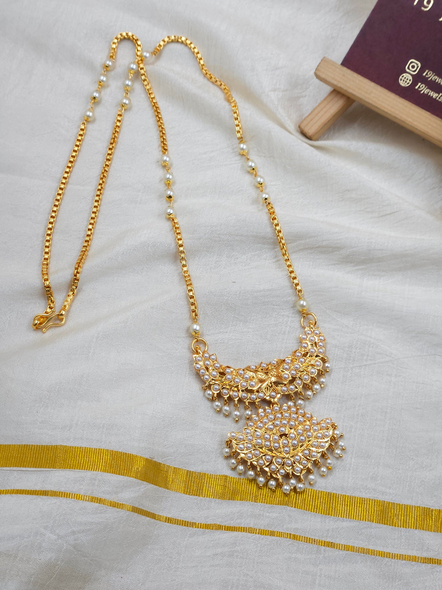 Long pearl locket Haram N1466-C1