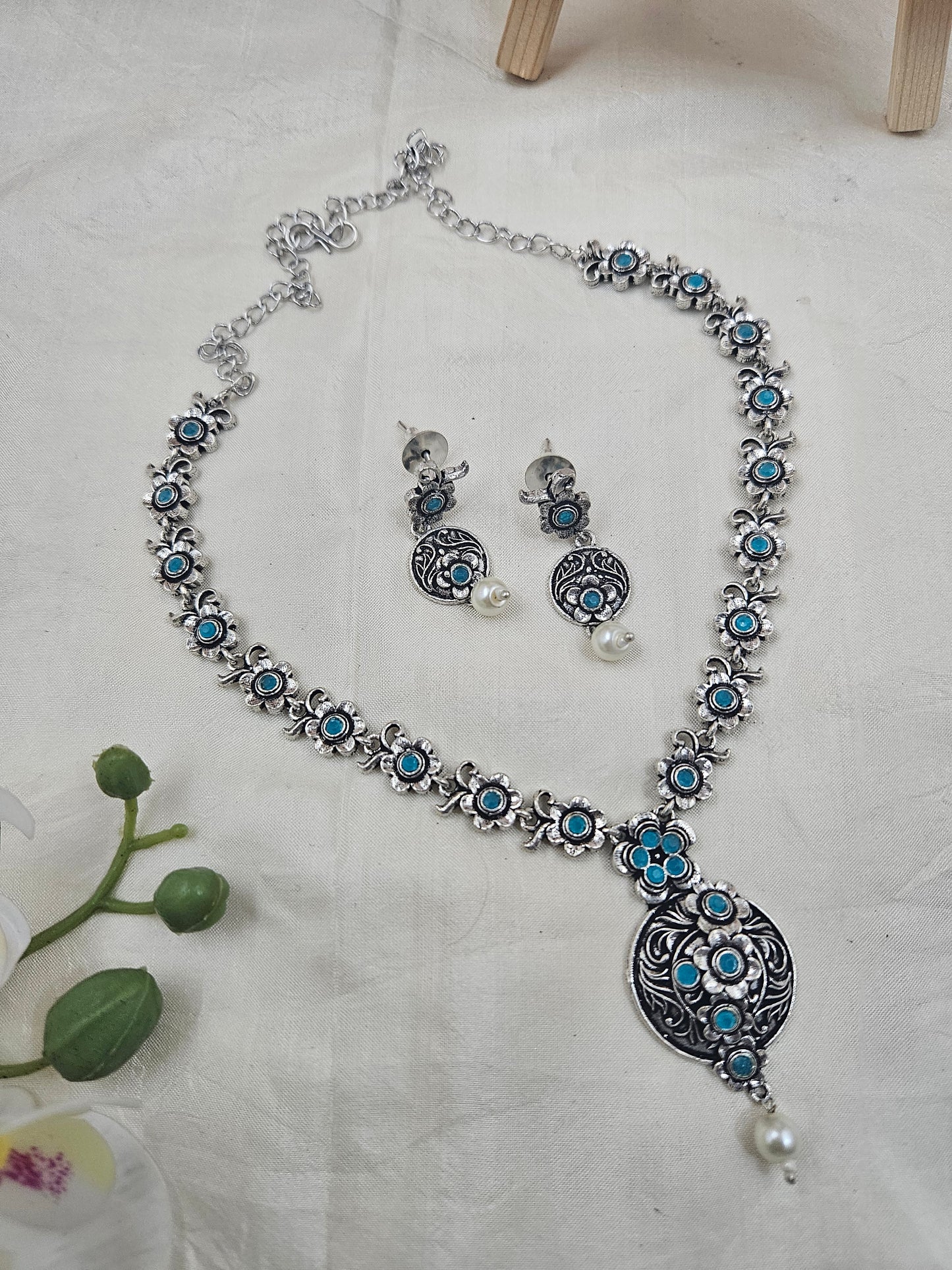 Cutie silvered enamel necklace Ge032